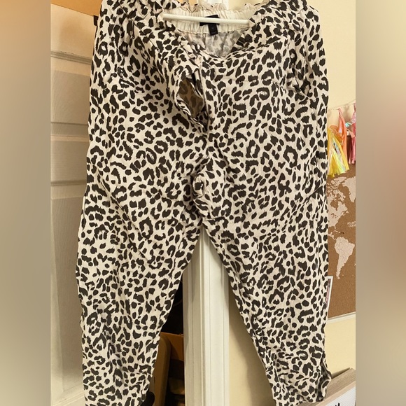 Brown/cream leopard animal print cropped linen pants. - Picture 1 of 2